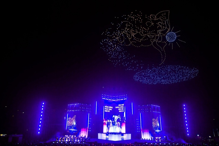 Để phân luồng giao thông, tránh ùn tắc, khoảng 800 chiến sĩ công an triển khai bốn vòng chốt. Khu vực bảo vệ sân khấu có 15 chốt, bãi drone có 24 chốt. Ban tổ chức bố trí 13 điểm trông giữ xe.