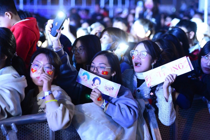 Khán giả cổ vũ cuồng nhiệt cho các nghệ sĩ.