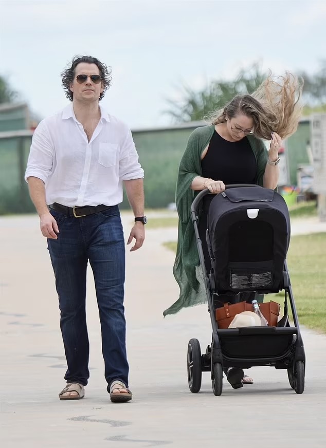 Henry Cavill đi dạo ở Gold Coast, Queensland hôm 18/1 cùng bạn gái Natalie Viscuso và em bé sơ sinh. Natalie đã bí mật sinh con một thời gian và giữ kín hình ảnh em bé.