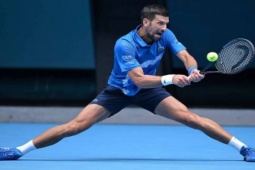 Djokovic bị chế giễu, Raducanu "vớ bẫm" dù thua Swiatek ở Australian Open