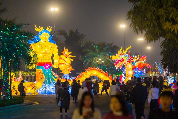 Không ít du khách nước ngoài bất ngờ khi được biết, các tuyệt tác đèn lồng được lấy cảm hứng từ 2 pho sách cổ nổi tiếng trong văn hóa dân gian Trung Quốc và Việt Nam là “Sơn Hải kinh & Lĩnh Nam chích quái”.