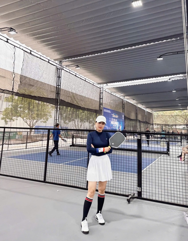 Dù bận rộn, Minh Hương vẫn sắp xếp thời gian chơi pickleball để rèn luyện sức khỏe.