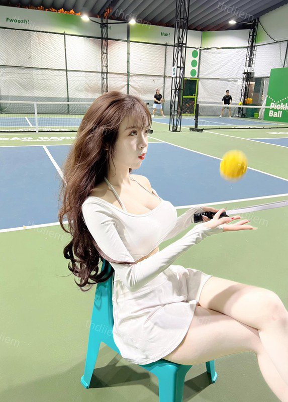 Đu trend váy băng keo, hot girl pickleball khoe vòng eo siêu thực - 6