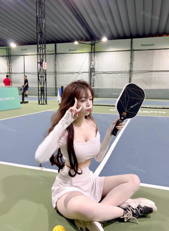 Đu trend váy băng keo, hot girl pickleball khoe vòng eo siêu thực - 9