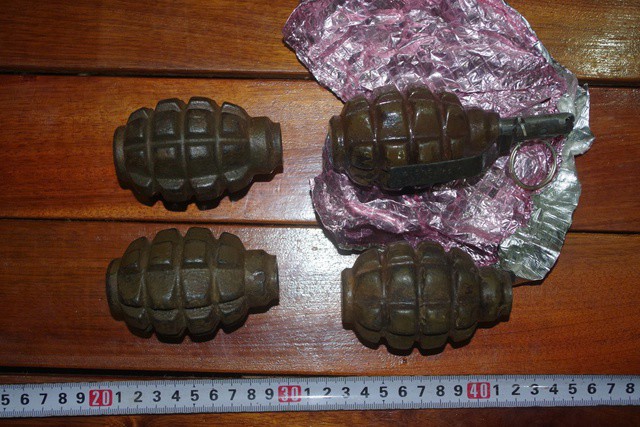 Các loại vũ khí quân dụng mà cơ quan chức năng thu được, như lựu đạn các loại