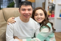 NSND Công Lý và vợ trẻ kém 15 tuổi tình tứ, dìu nhau sắm Tết sớm