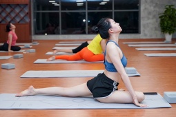 Thể thao - Người đẹp thích tư thế “rắn hổ mang” khi tập yoga, giúp tăng vòng 1