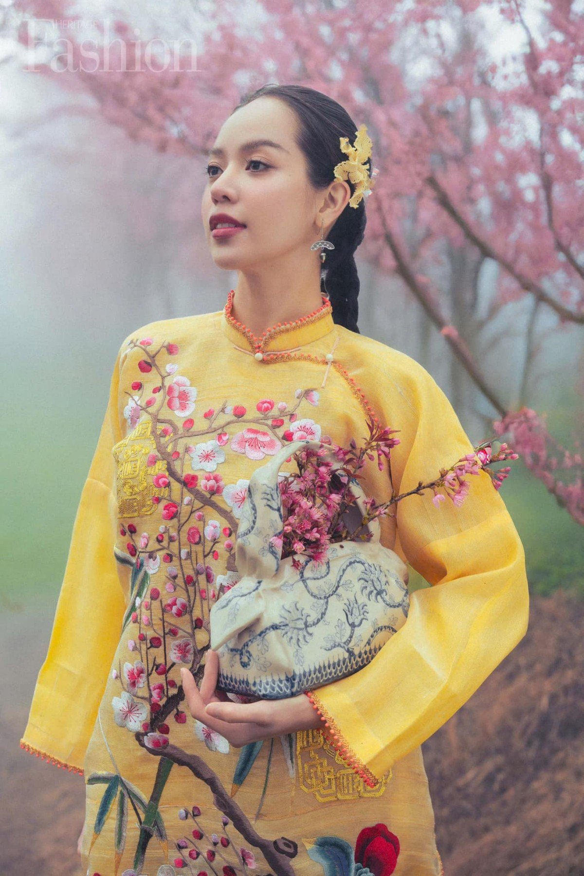 Bộ ảnh được đăng tải trên tạp chí Heritage Fashion - tạp chí thời trang của hãng hàng không quốc gia Vietnam Airlines. Để thực hiện được bộ ảnh đẹp như tranh này, Hoa hậu Thanh Thủy và ekip đã lên tận Sapa và chụp vào lúc tờ mờ sáng, khi nhiệt độ đang ở mức chỉ 3 độ C và sương mù huyền ảo.