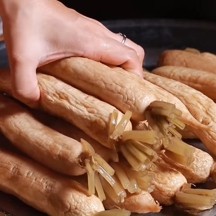 &nbsp;Xá bấu sau khi hoàn thành sẽ có màu nâu sẫm, bề mặt hơi khô và dai. Khi ăn có vị ngọt, mặn vừa phải và thơm mùi củ cải.&nbsp;
