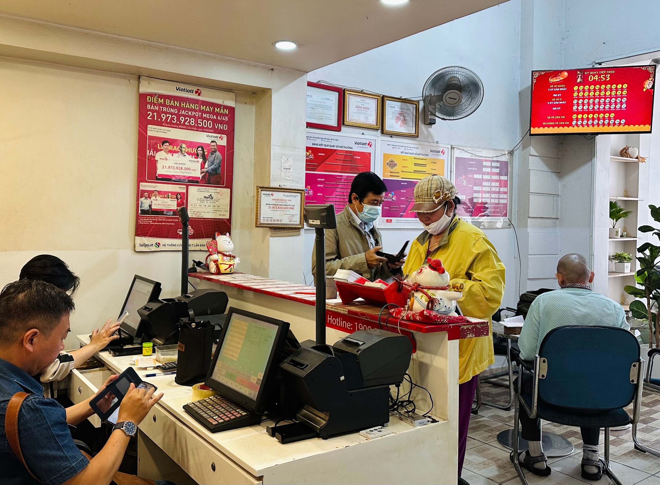 Các điểm bán Vietlott trở nên tấp nập khi có nhiều người đến mua vé cầu may cuối năm.