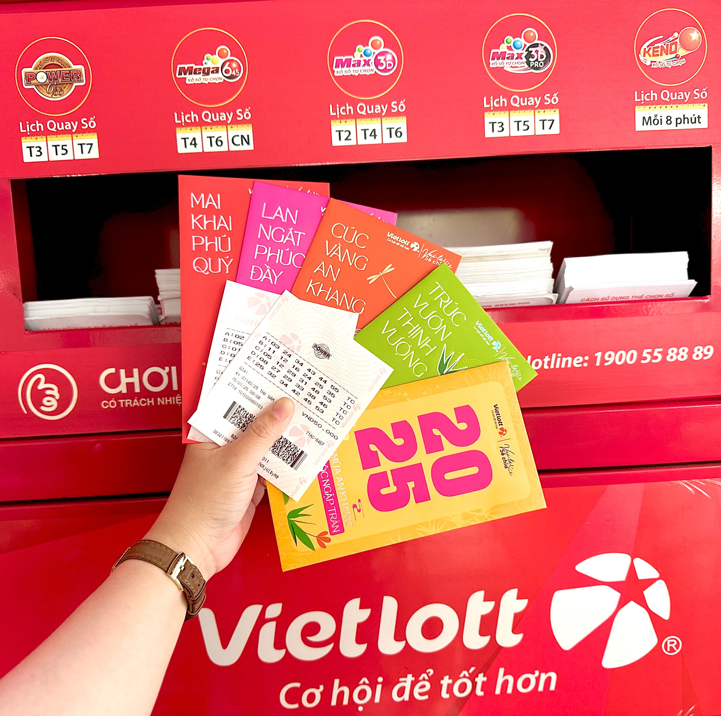 Bộ bao lì xì xuân Ất Tỵ 2025 với chủ đề về các loài cây có vượng khí tốt đẹp “Mai - Lan - Cúc - Trúc” cùng những câu chúc ý nghĩa đầu năm đã có mặt tại các điểm bán Vietlott.