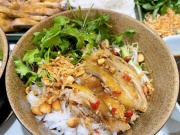 Ẩm thực - Giải cứu gà Tết với món phở gà trộn thơm ngon, đậm vị