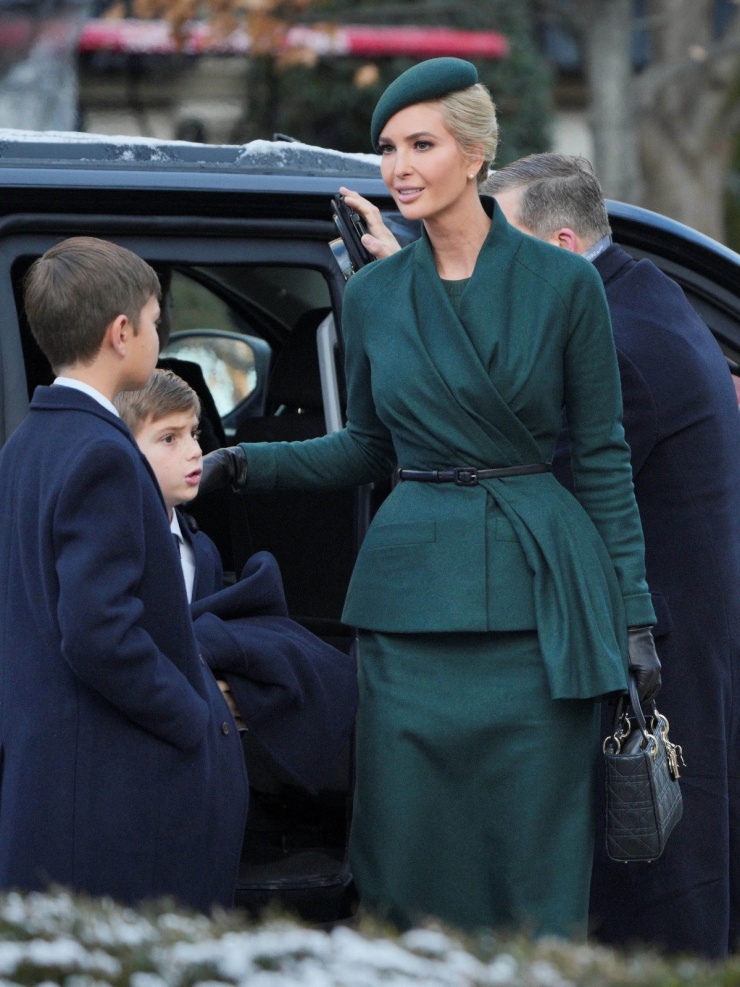 Ivanka Trump nổi bật không kém tại lễ nhậm chức với bộ skirt suit xanh sẫm dựng phom tinh tế, nhấn nhá mũ pillbox tiệp màu. Cô cài thắt lưng mảnh và xách túi Lady Dior 6.000 USD (hơn 153 triệu đồng).