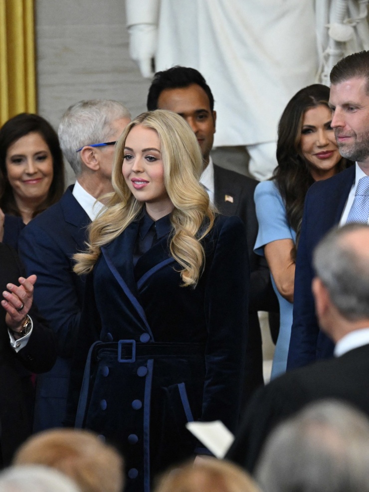 Tiffany Trump - em gái cùng cha khác mẹ với Ivanka - giấu bụng bầu trong chiếc áo choàng nhung thắt đai nhẹ nhàng.