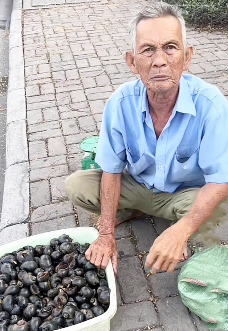 Gặp cụ ông bán ốc ven đường, cô gái trẻ mua hết rồi làm điều bất ngờ, nhận về vô vàn lời khen từ MXH - 2