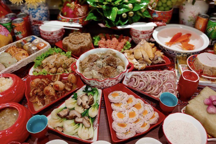 Chị em dậy từ 4h30 sáng chuẩn bị mâm cỗ cúng ông Công ông Táo