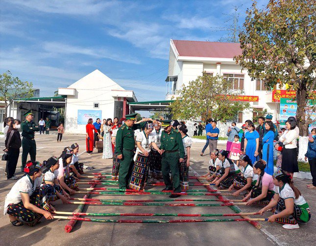 Bà con dân tộc Thái và bộ đội biên phòng nhảy sạp