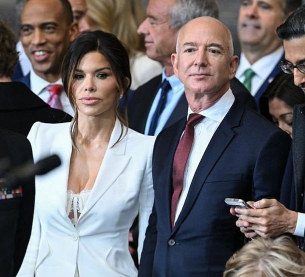 Lauren Sanchez và nhà sáng lập Amazon Jeff Bezos. Ảnh: Getty.