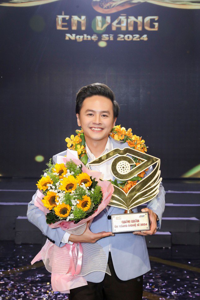Quán quân 'Én vàng nghệ sĩ 2024' Văn Anh: ‘Đây là bước khởi đầu cho công việc người dẫn chương trình của tôi’ - 1