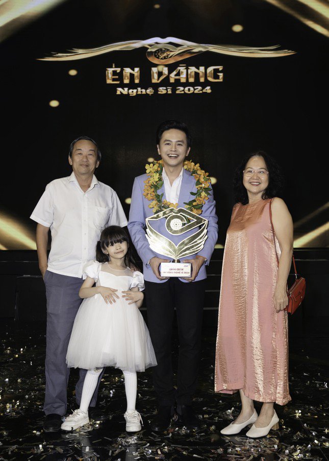 Quán quân 'Én vàng nghệ sĩ 2024' Văn Anh: ‘Đây là bước khởi đầu cho công việc người dẫn chương trình của tôi’ - 4