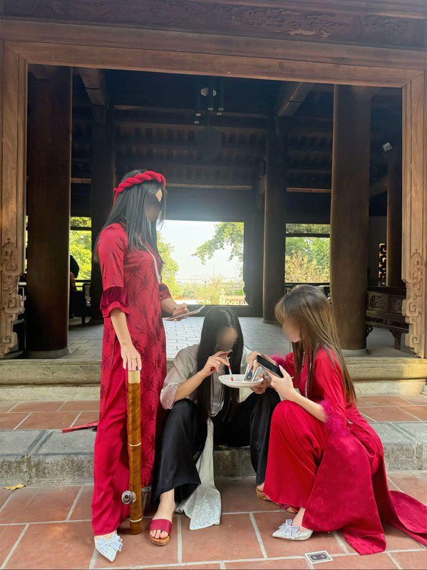 Phẫn nộ trước nhóm bạn trẻ có hành động khiếm nhã tại chùa - 1