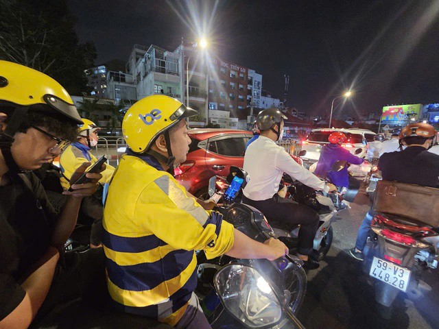 Nhiều người dân phản ánh việc gọi xe công nghệ thời gian gần đây tất khó khăn