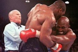 Tyson nhăm nhe so găng Holyfield,  " tái hiện "  cú cắn đứt tai sau gần 30 năm