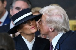 Thời trang - Đằng sau chiếc mũ che hết nửa mặt của bà Melania Trump