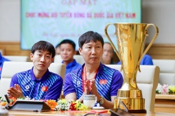 HLV Kim Sang Sik sau hào quang AFF Cup: Không ngủ quên trên chiến thắng