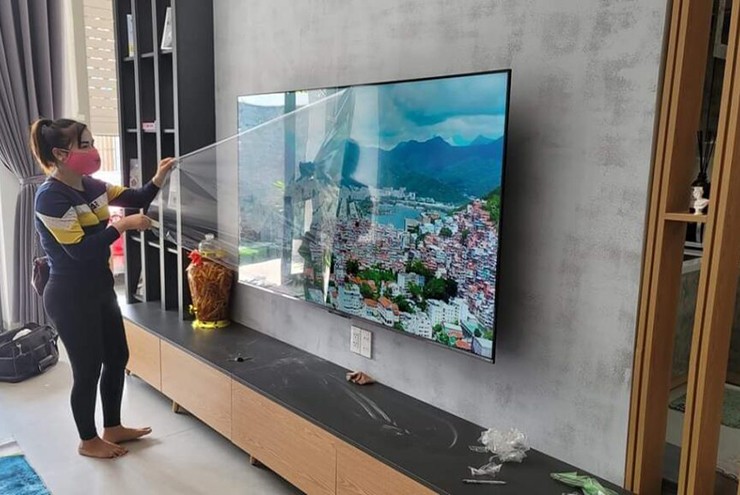 TV là một trong những thiết bị nên rút phích cắm khỏi nguồn điện khi về quê ăn Tết.