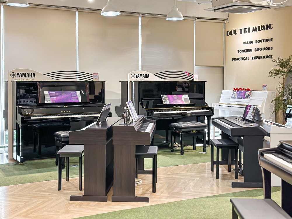 Trải nghiệm đàn piano trực tiếp tại showroom Piano Đức Trí