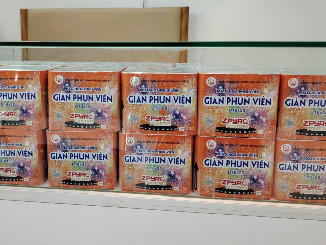 Giá pháo hoa tăng gần gấp đôi dịp Tết vẫn "cháy hàng"