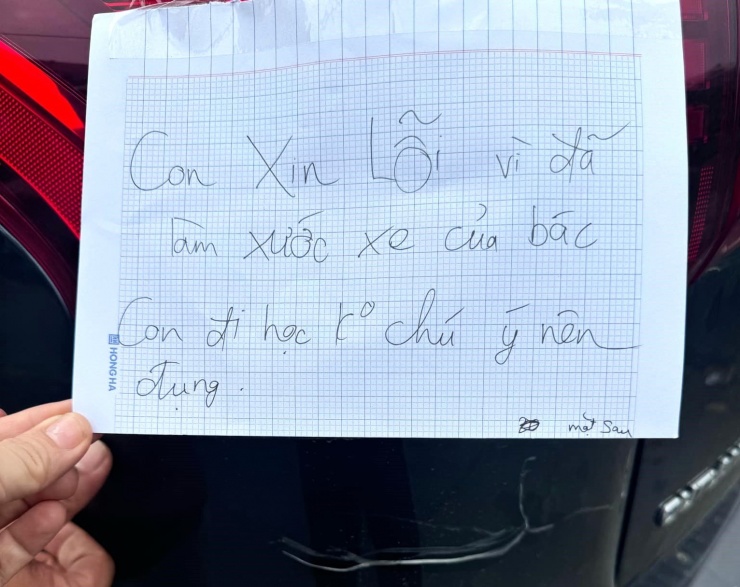 Nam sinh để lại tờ giấy và lời viết xin lỗi sau khi tông vào xe ô tô. Ảnh: M.H