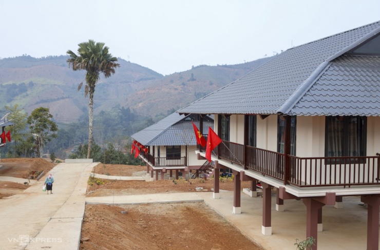 Không khí những ngày giáp Tết Ất Tỵ trầm lắng hơn năm trước. Các gia đình phần lớn neo người bởi mất thân nhân trong trận lũ quét, con cái đi học, làm ăn xa, có hộ chỉ 1-2 người ở. Một số ngôi nhà đã bàn giao nhưng cửa đóng then cài do chủ hộ hoặc đang ở với người thân để chăm sóc sức khỏe, khuây khỏe tinh thần sau thảm họa lũ quét, hoặc đi làm xa.