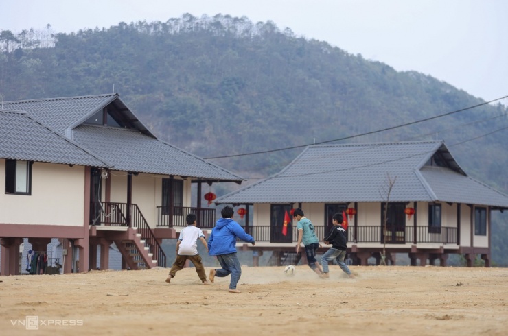 Trận bóng chiều cuối năm của những cậu bé Làng Nủ. Trẻ con thích tụ tập ra khu tái định cư do sân chơi rộng, có thể đá bóng, đá cầu. Những bãi đất ở làng cũ thường hẹp.
