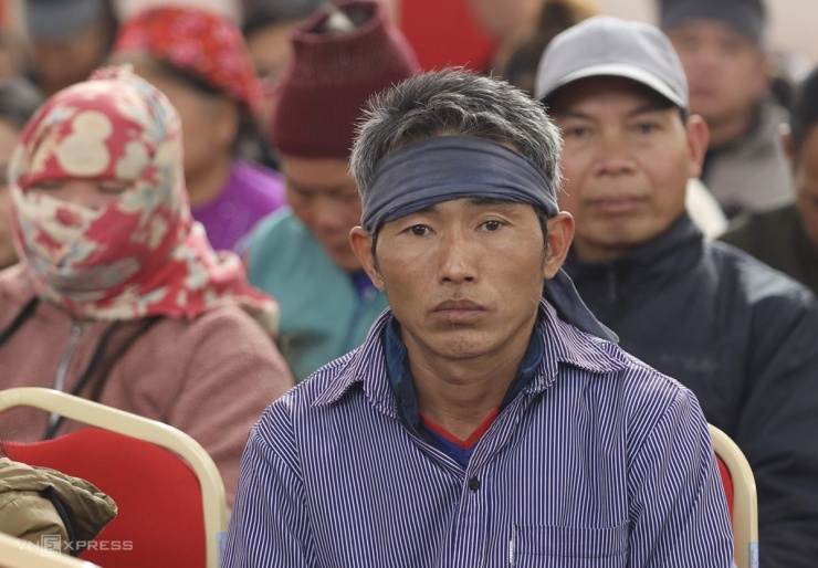 Trên đầu người dân Làng Nủ vẫn chít vành khăn tang được nhuộm chàm. Người Tày theo phong tục 20 ngày sau tang lễ sẽ thay khăn tang trắng bằng khăn nhuộm chàm xanh, ngày Tết không đến nhà người khác, chỉ thăm hỏi trong họ hàng.