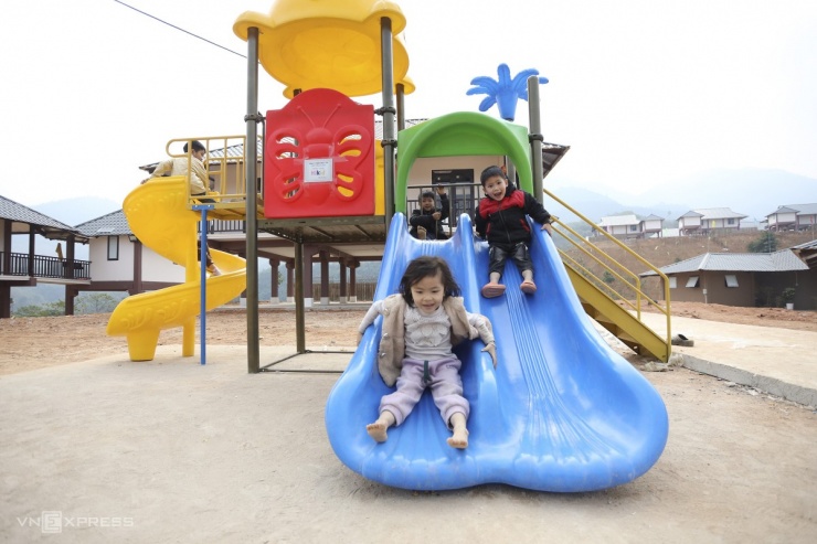 Trẻ mầm non chơi trước điểm trường mới xây trên khu tái định cư, nơi tập trung hai lớp tiểu học và hai lớp mầm non. Học sinh cấp hai thường bán trú ngoài trung tâm xã Phúc Khánh, lên bậc phổ thông ra thị trấn Bảo Yên cách nhà gần 20 km.