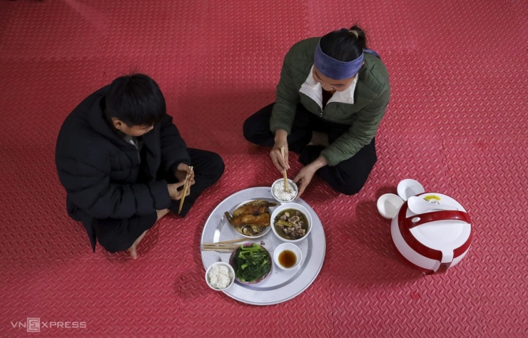 Hai mẹ con bên mâm cơm những ngày giáp Tết với rau cải luộc, cá rán và một bát thức ăn cũ, không khác ngày thường. Con trai đầu đang học phổ thông ngoài thị trấn Bảo Yên, cuối tuần mới về nhà. Mọi dự định về sinh kế, tương lai của ba mẹ con, chị Cảnh đều gác lại ra giêng mới tính.