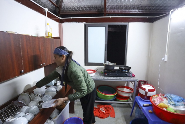 Chị Hoàng Thị Cảnh cùng hai con trai thoát nạn nhưng đã mất chồng trong trận lũ quét. Trước Tết một tuần, chị không mua sắm gì nhiều ngoài chuẩn bị gạo để gói chục bánh chưng gù cúng gia tiên và mang lên mộ chồng. Bằng giờ những năm trước, chị thường lên rừng già hái lá dong, tìm măng, đi mua đào quất để trang trí nhà cửa.