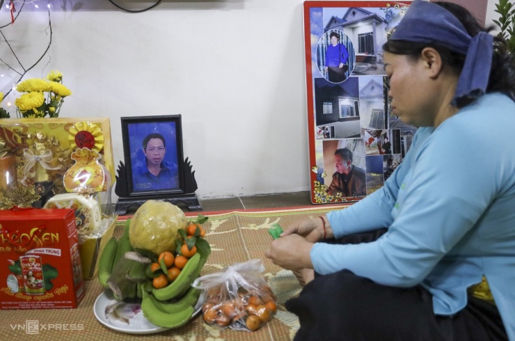 Chị Hoàng Thị Bóng ở một mình trong nhà sàn mới đợi con cái đi làm xa về đoàn viên. Chiều cuối năm, chị sắp mâm ngũ quả, bánh kẹo thắp hương cúng gia tiên. Di ảnh chồng vẫn để một góc bởi người Tày có lệ qua giỗ đầu mới được đưa lên bàn thờ.