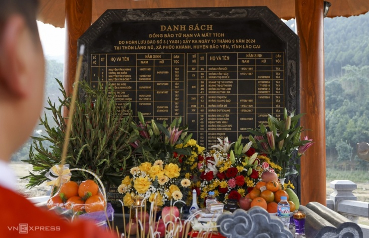 Ở nơi từng là hiện trường cách khu tại định cư 3 km, nhà bia dựng lên ven suối để tưởng niệm đồng bào gặp nạn. Nhà bia dần trở thành điểm tâm linh của cả làng vào ngày rằm, đầu tháng âm lịch, người dân mỗi khi có dịp ngang qua đều dừng chân thắp hương vái vọng.