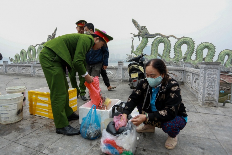 Tại các ao, hồ khu vực nội thành Hà Nội đều có các chiến sĩ cảnh sát, dân phòng túc trực hỗ trợ người dân thả cá văn minh, không gây ô nhiễm môi trường.