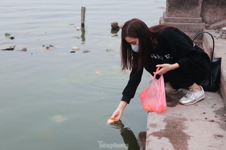 Sáng 22/1 (tức 23 tháng Chạp), sau khi làm lễ cúng ở nhà, người dân Hà Nội đã ra các ao, hồ, sông thả cá chép đỏ tiễn ông Công ông Táo về trời.