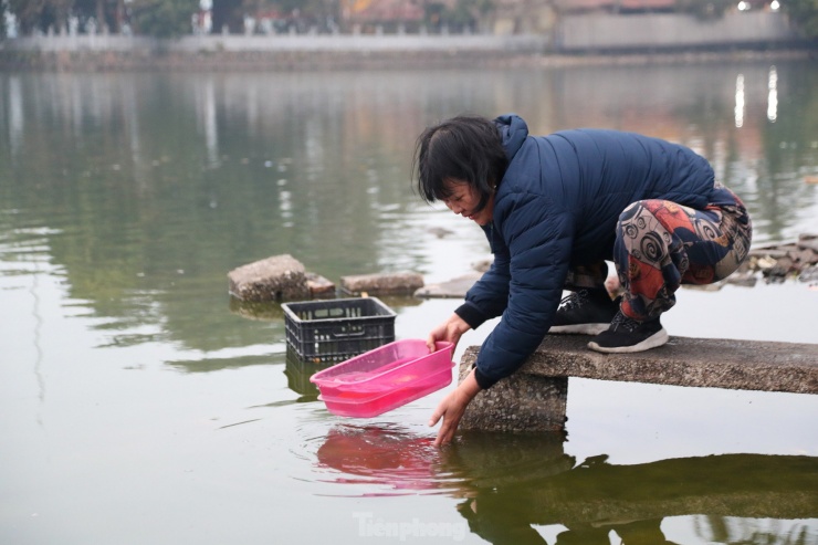 Nhiều người tới phóng sinh đều lựa chọn khay, chậu để đựng cá đi thả nhằm giảm thiểu túi nilon, bảo vệ môi trường.