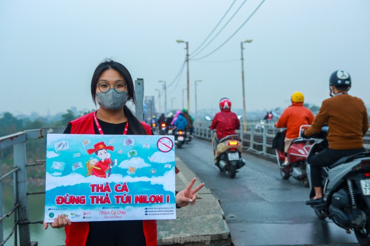 Người Hà Nội thả cá tiễn ông Công ông Táo về trời theo cách văn minh - 10