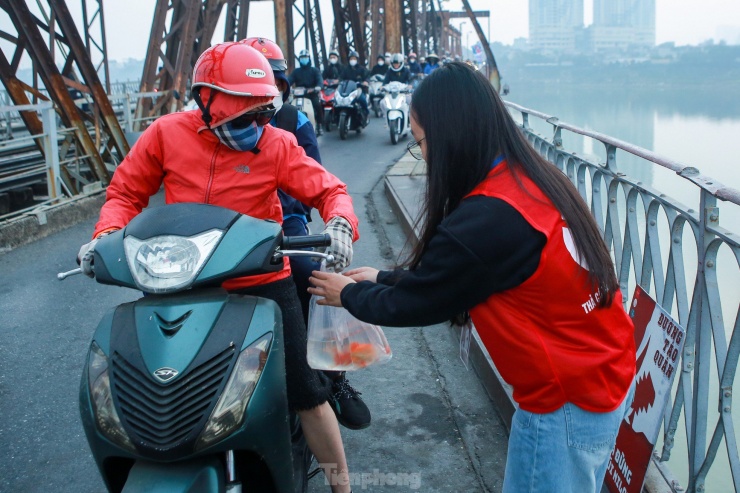 Người Hà Nội thả cá tiễn ông Công ông Táo về trời theo cách văn minh - 11