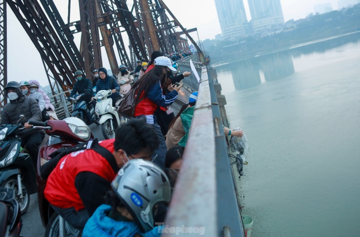 Như thường lệ, tới ngày tiễn ông Táo về trời, nhiều bạn trẻ đã có mặt tại Cầu Long Biên với những banner, biểu ngữ tuyên truyền vận động người dân "Thả cá đừng thả túi nilon" để bảo vệ môi trường.