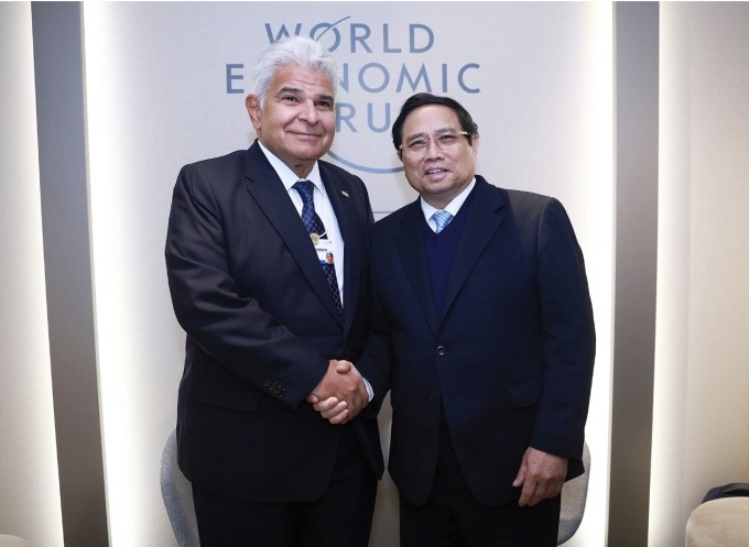 Thủ tướng gặp Tổng thống Panama Jose Raul Mulino Quintero. Ảnh: TTXVN