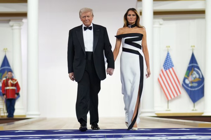 Vợ chồng ông Trump trong tiệc nhậm chức hôm 20/1. Ảnh: Washington Post