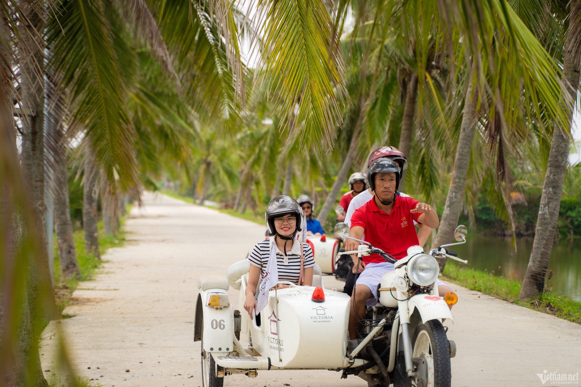 Trải nghiệm đi xe cổ sidecar, qua các điểm đến như bờ biển Cửa Đại, làng rau Trà Quế, làng gốm Thanh Hà, lò gạch cũ, phố cổ... hút khách ở Hội An. Ảnh: Thạch Thảo